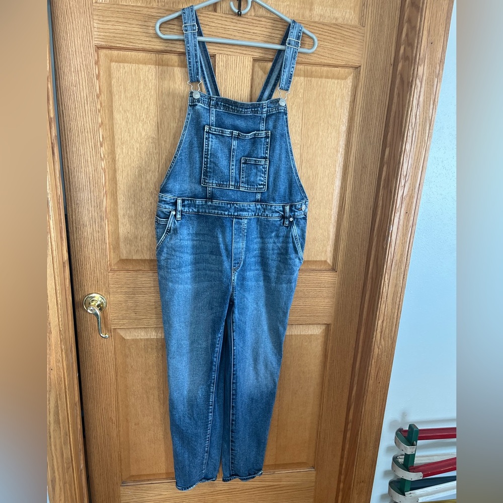 Silver jeans co, blue bib overalls